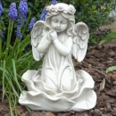 Engel kniend auf Blüte, Blumenkranz. Höhe 21 cm